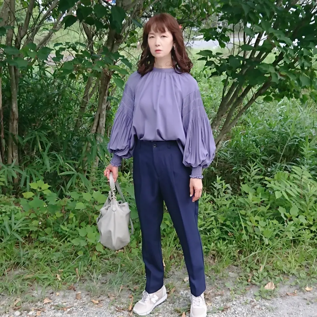 ラベンダーブラウス  ネイビーパンツ  グレーバッグ  スニーカー