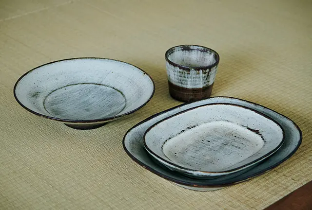 馬目隆広［右］「スクラッチ長方皿 大」￥6,050、「同 中」￥3,300、「フリーカップ」￥2,200、「七寸リム鉢」（φ21×H6㎝）￥5,280