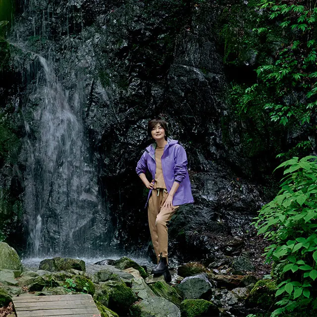 豊かな自然を散策。洗練の アウトドアアイテムをまとって