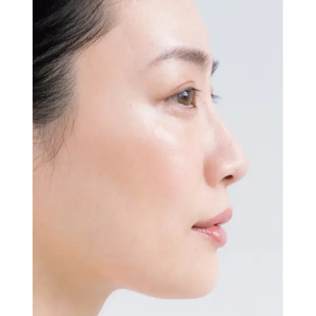 マスカラを使わないメイクの横顔