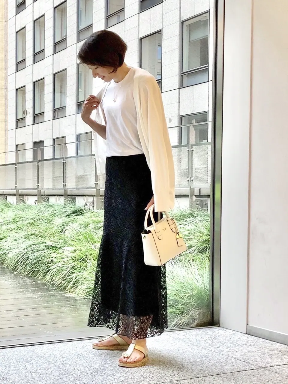 黒のレーススカートコーデ
