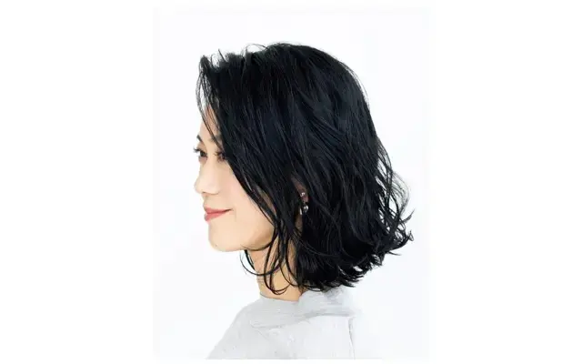 ランダムパーマをプラスして今っぽいミディアムヘアに【50代髪型・ヘアスタイル】