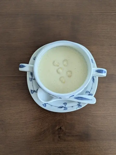 温かいロイシーコーンスープ