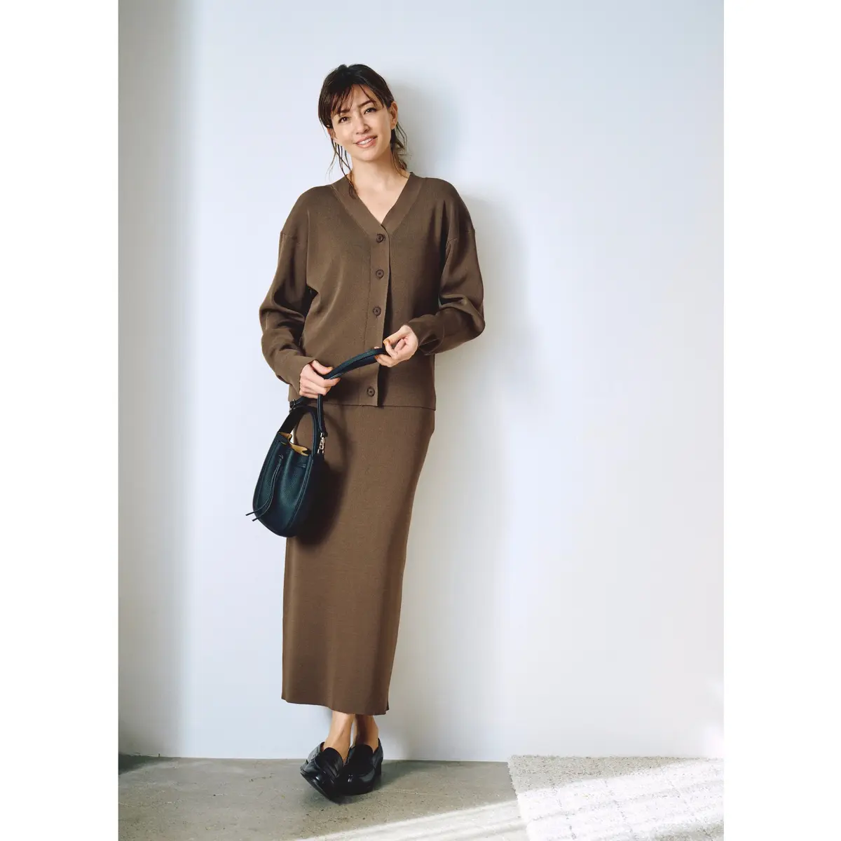 ブラウンVネックカーデとニットスカートのセットアップのコーデ　モデル・RINA