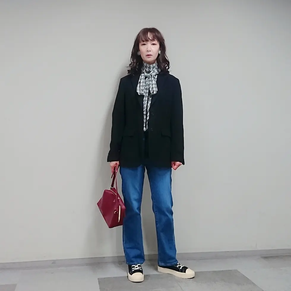 黒ジャケット  リボンブラウス  デニム  スニーカー   赤バッグ