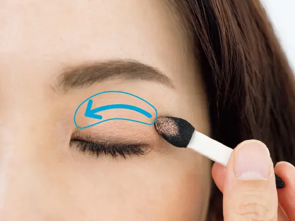 アイホールのくぼみにベージュカラーをオン