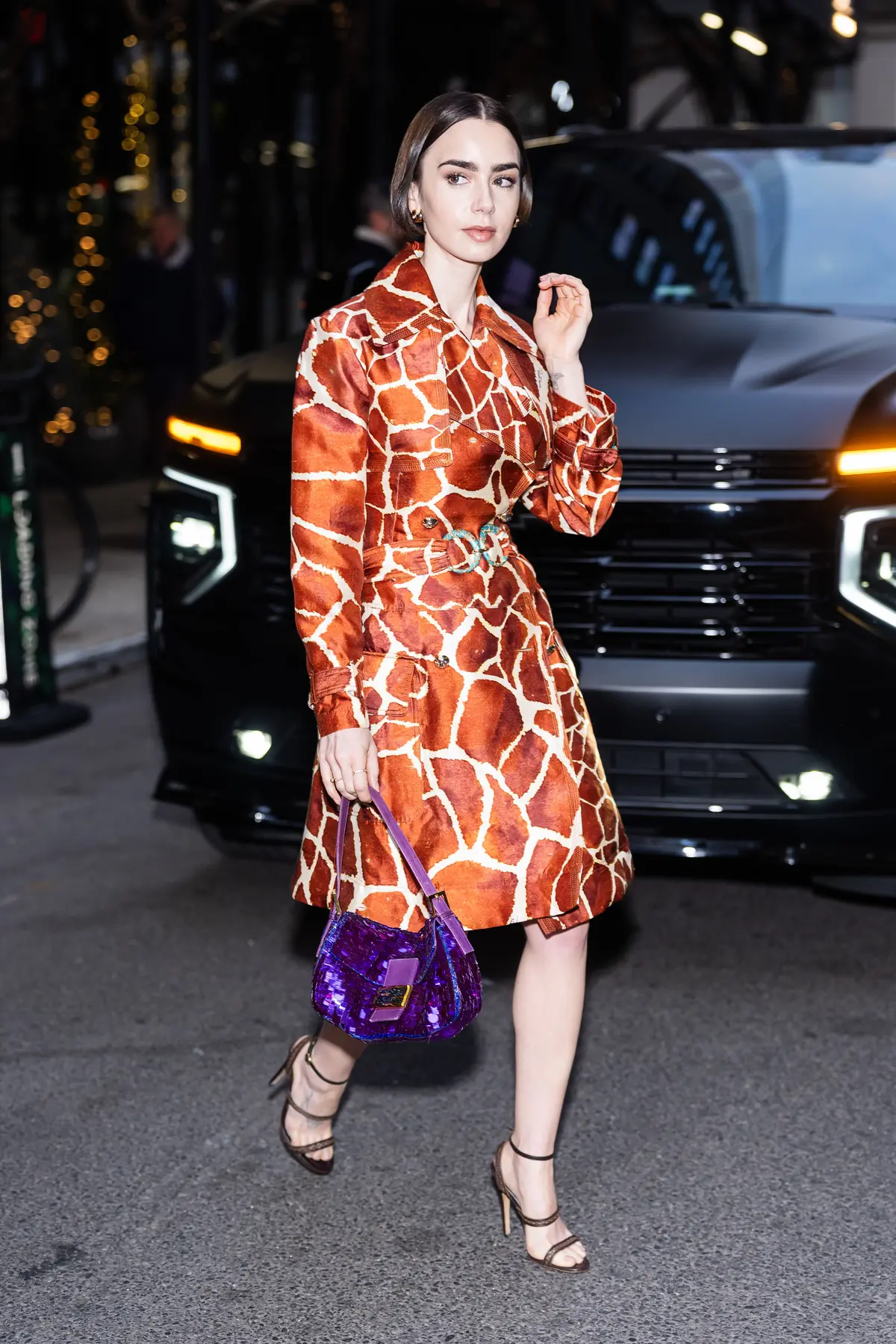 Netflixシリーズ『エミリー、パリへ行く』　リリー・コリンズ ジラフ柄のコート