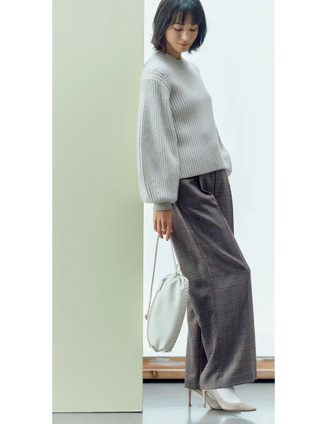 【50代ニット＋パンツコーデテク】トラッドなパンツスタイルは白ソックスで抜け感を出す