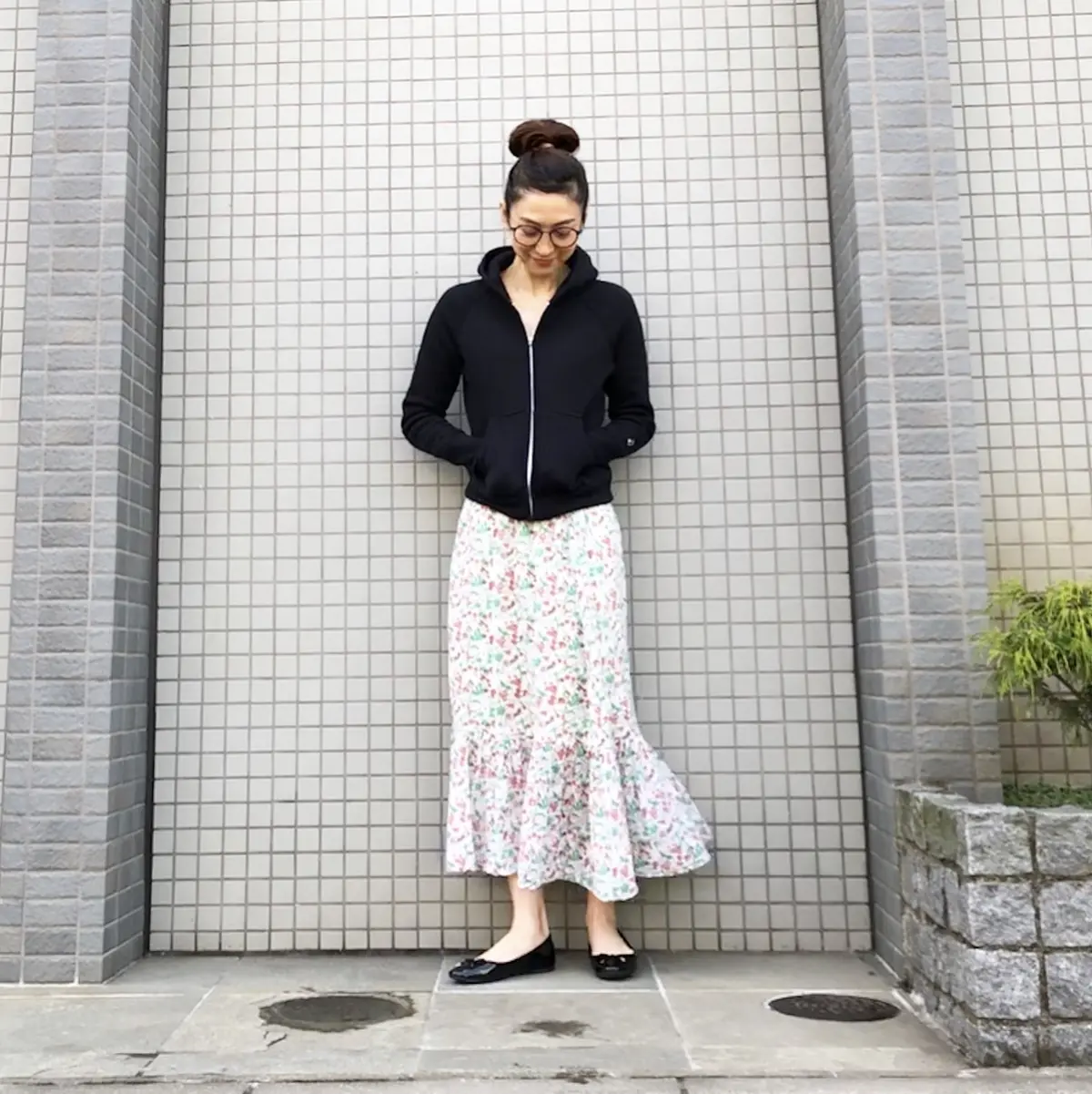 黒パーカ&小花柄で、カジュアル華やぎコーの画像_1