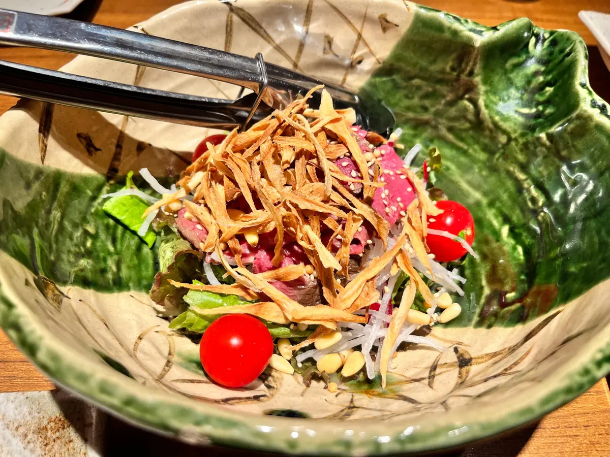 しずくのサラダ。自家製ローストビーフと揚げごぼう。ローストビーフが私史上一番美味しい！