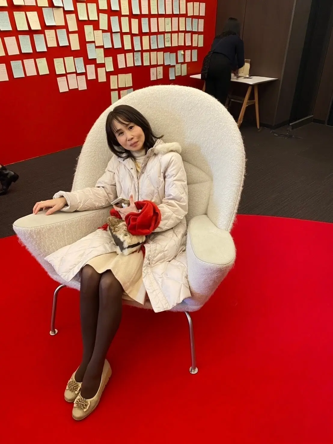 オキュラスチェアの座り心地と造形の美しさに浸り、大満足。