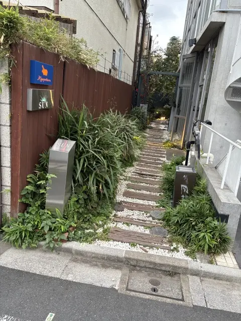 隠れ家のような美容院の入り口