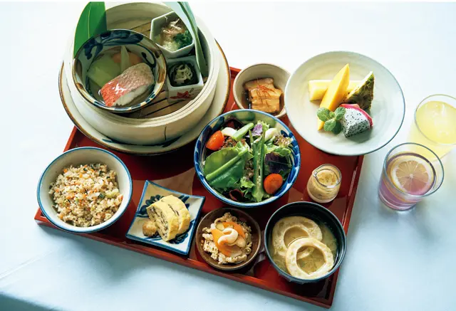 ゆし豆腐、ジューシー（炊き込みごはん）など伝統的な料理を少しずつ味わえる琉球朝食。