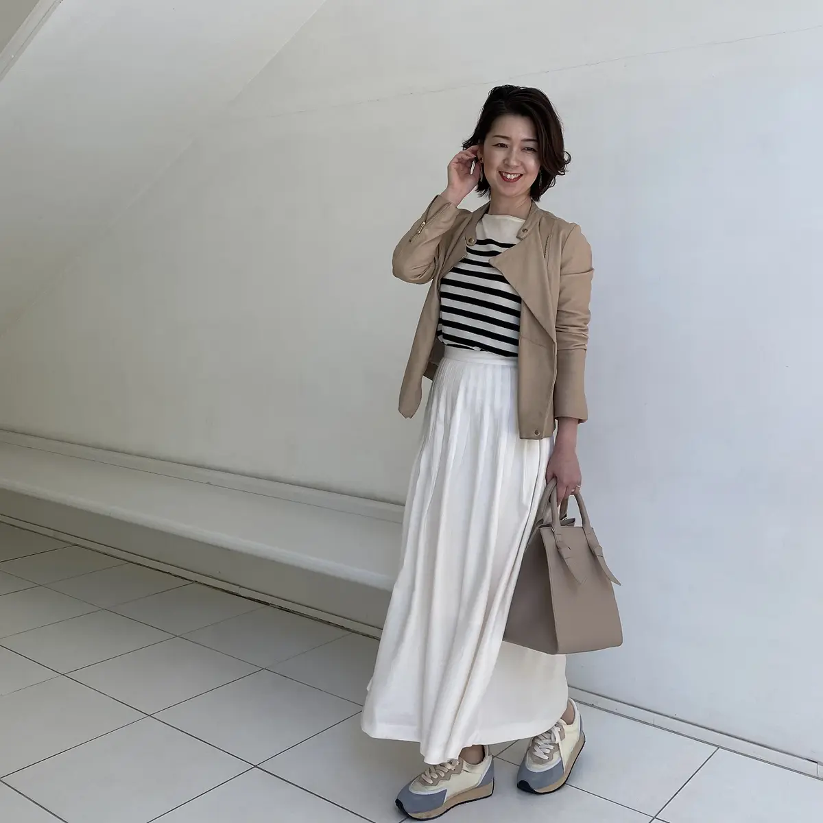 ニュアンスカラーのスニーカーコーデの画像_3