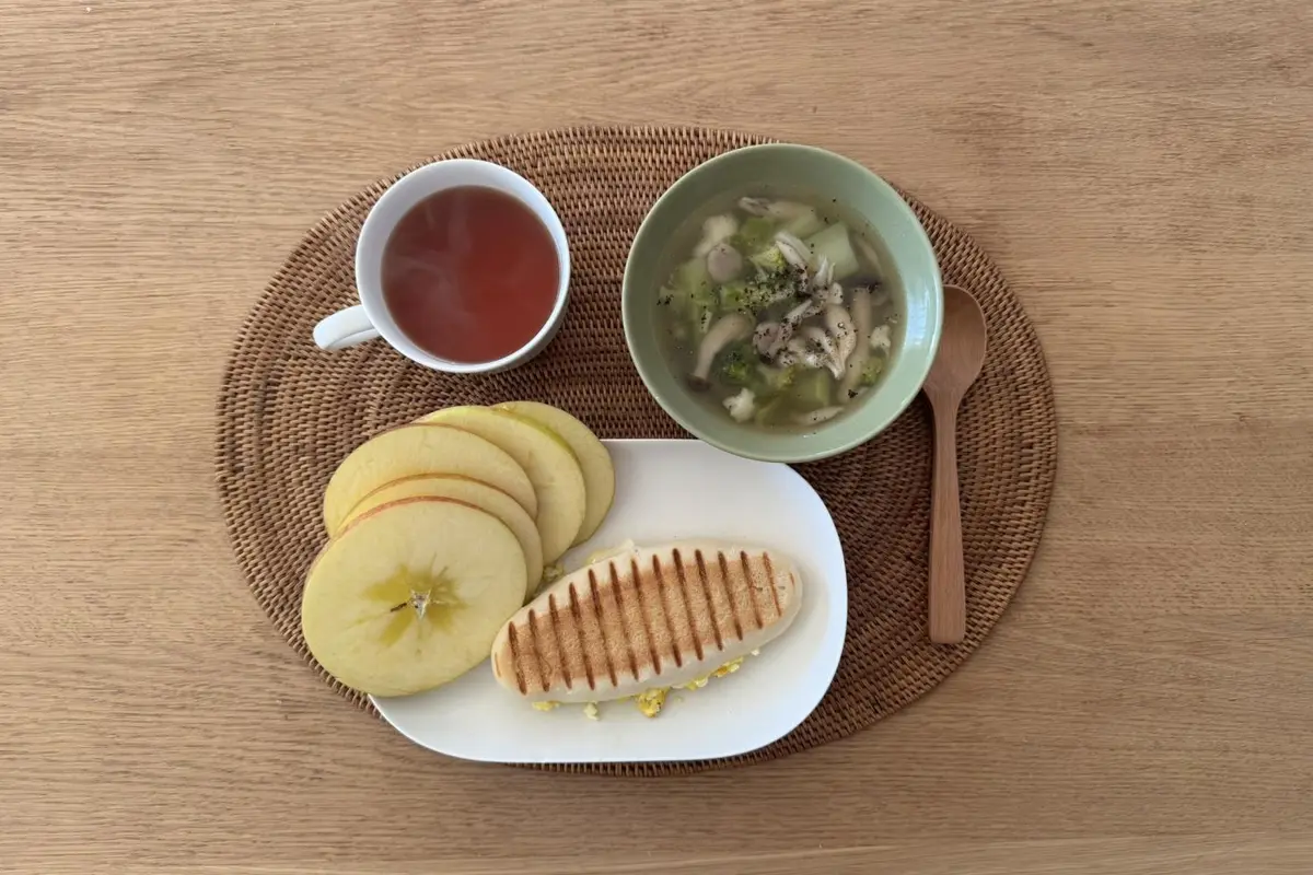 OurAge×Webエクラ　ウォーキングした日もしない日も、朝食は同じメニューです。パニーニ（卵、ハム、マヨネーズ）、野菜スープ、りんご、紅茶