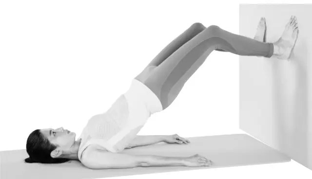 足の裏を壁につけて支えにすると腰を上げやすい