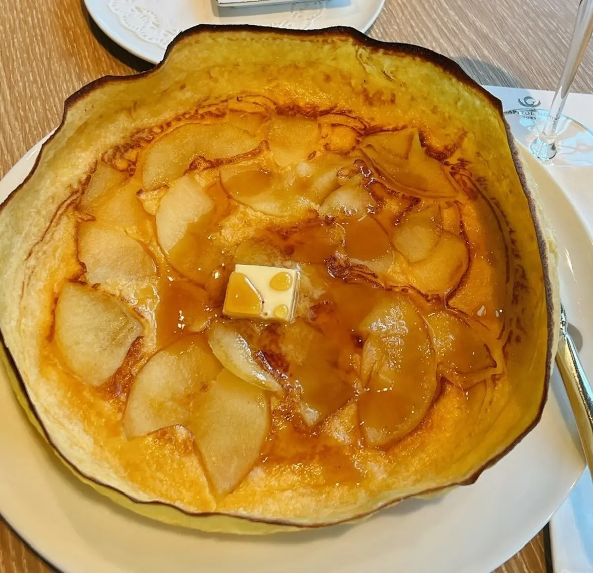 ジャーマンアップルパンケーキ メープルシロップ、バターとともに