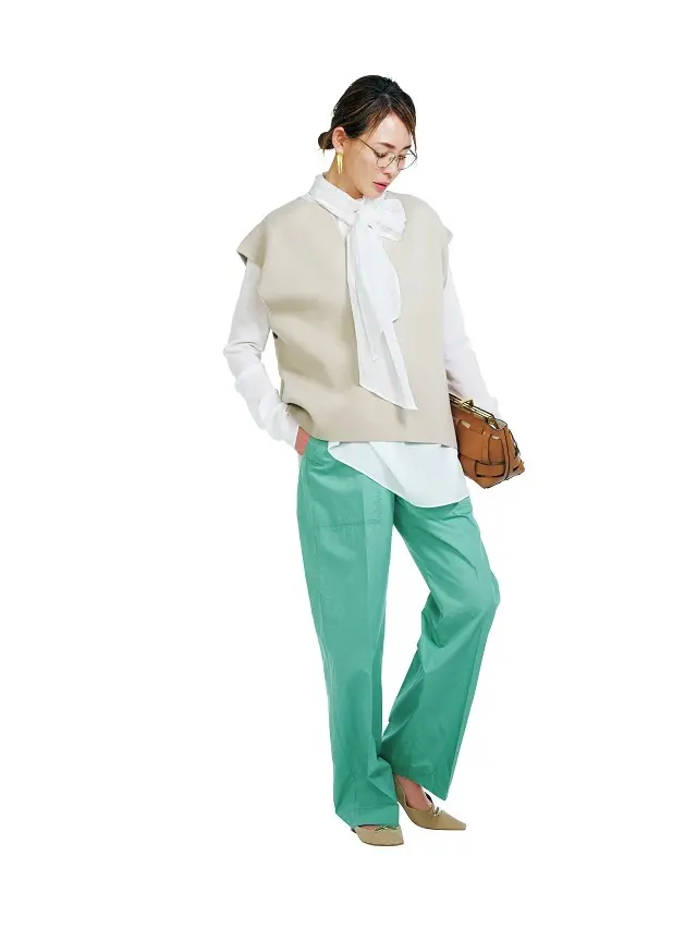 リラクシーな旬パンツと ニットジレを合わせて 今っぽくチャームアップ