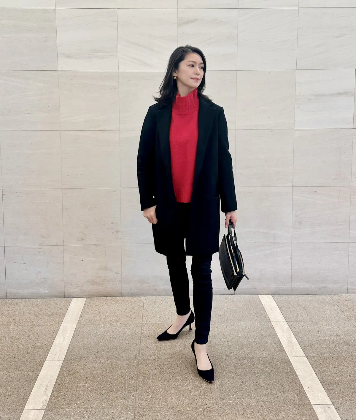 華やか赤ニットの大人コーデの画像_1