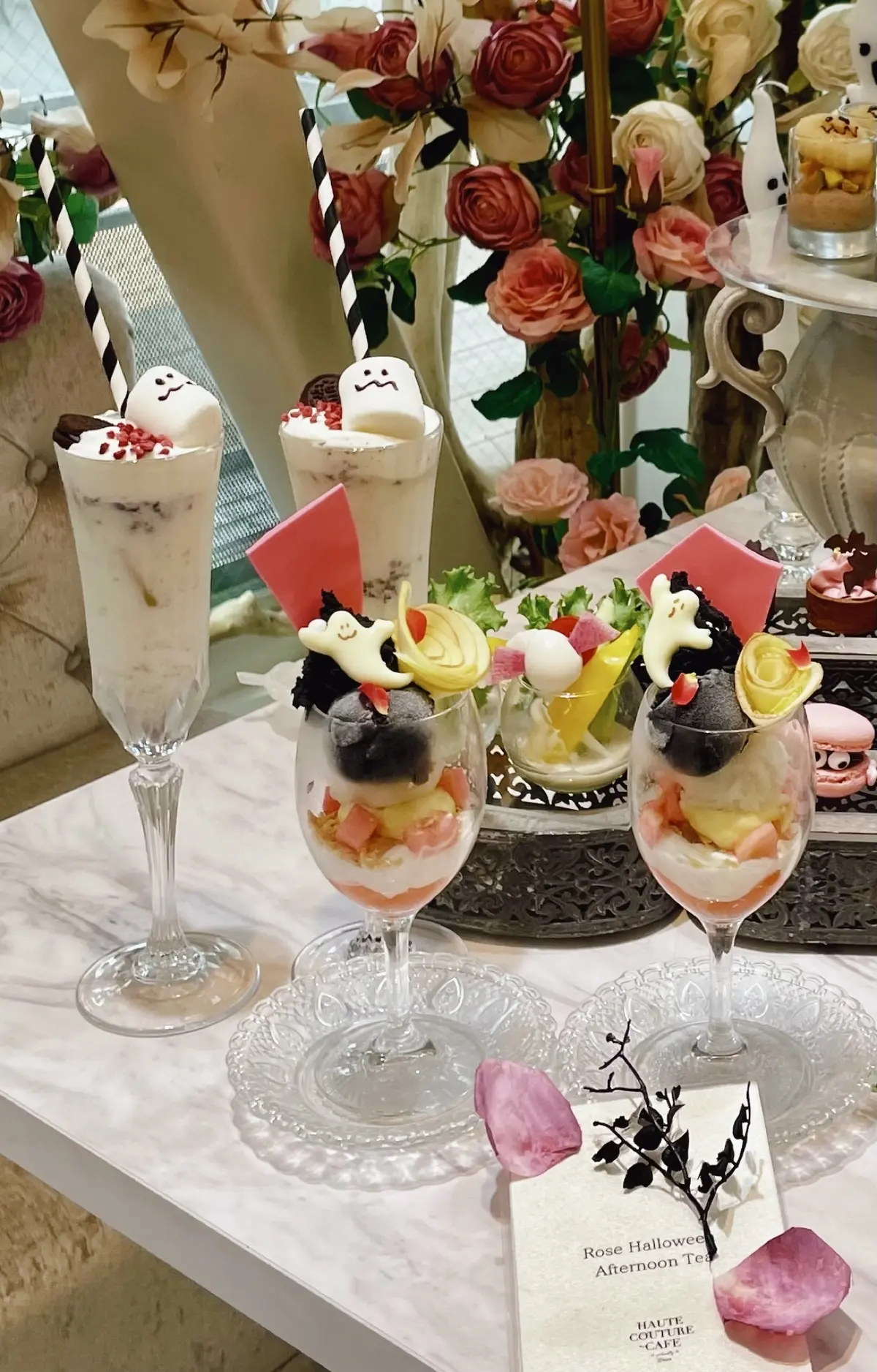 店内、薔薇の世界、ソファ、ソファー、テラスソファー、黒ヒール、フラットシューズ、ローヒール、黒ローヒール、パンプス、黒パンプス、ビジュー付きパンプス、キラキラ、ビジュー付きシューズ、ビジュー付きヒール、ビジュー付きローヒール、白、白ワンピース、ホワイト、ホワイトワンピース、ノースリーブ、ワンピ、白ワンピ、ノースリーブワンピース、ノースリーブワンピ、秋、秋服コーデ、秋コーデ、残暑コーデ、着回し、夏コーデ、夏ワンピース、夏ワンピ、秋ワンピース、秋ワンピ、夏服コーデ、リボン、黒リボン、ビジュー付きリボン、ブローチ、バレッタ、2way、2Way、Ribbon accessories、Bijou Irise 、shoes、ワンピース、SHEIN、Rose Halloween Afternoon Tea、表参道、オートクチュールカフェ、HAUTE COUTURE CAFE、 Haute Couture Cafe、 期間限定、ローズハロウィンアフタヌーンティー、ピンクハロウィン、ピンクハロウィンの世界、ハロウィン、ハロウィンアフタヌーンティー、アフタヌーンティー、薔薇、薔薇のカップ、パフェ、スイーツ、ケーキ、ジュレ、白ワインゼリー、ムース、ブルケッタ、生ハムとイチヂクのブルケッタ、生ハム、イチヂク、