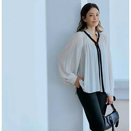 L’UNE ブラックタイプリーツブラウス ￥39,600