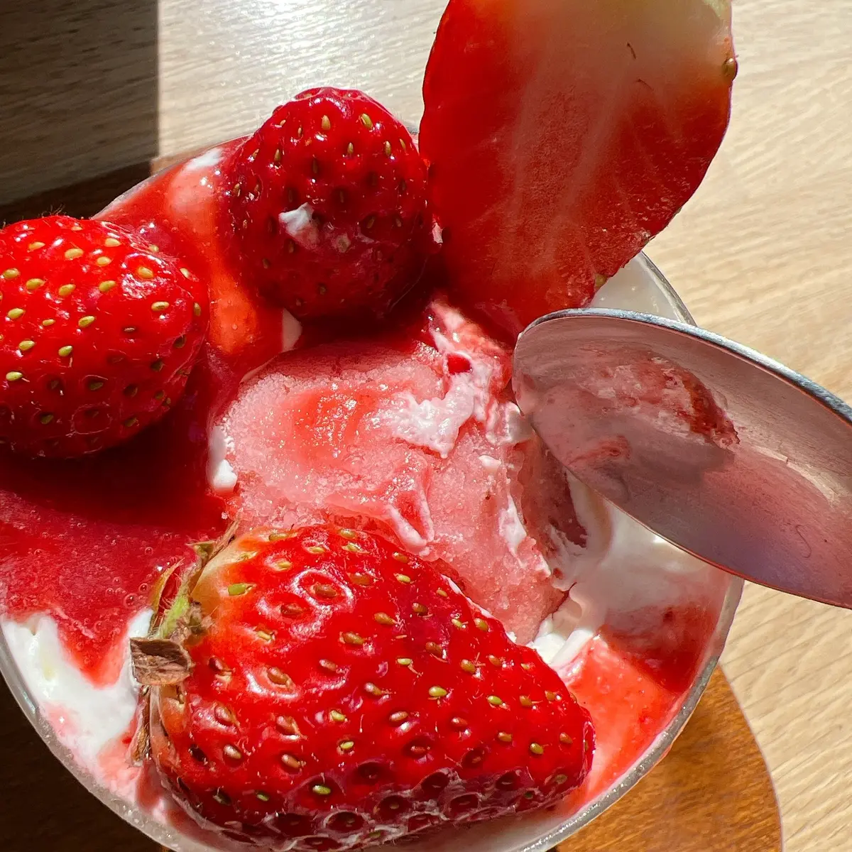 ミガキイチゴのごろごろパフェ