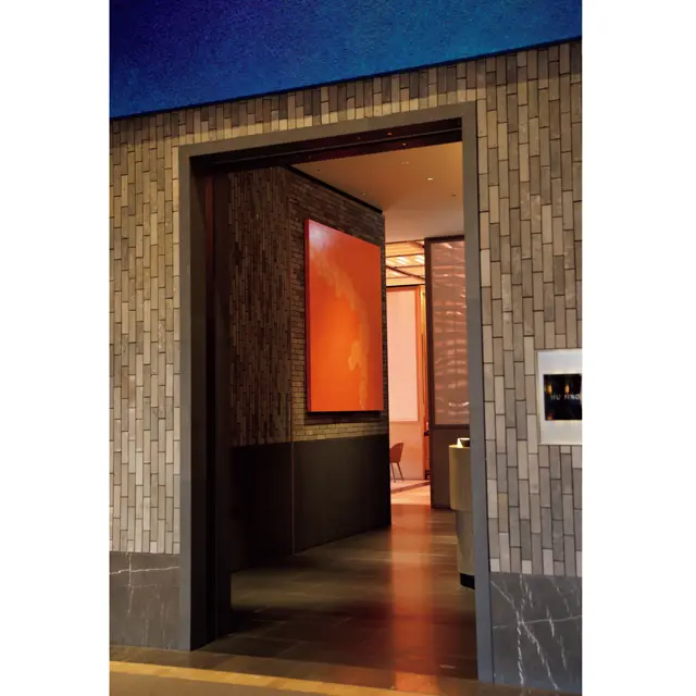 オレンジがかった赤色がシグネチャーカラー。ジャン＝ミシェル・ギャシー率いるデニストン設計事務所デザイン