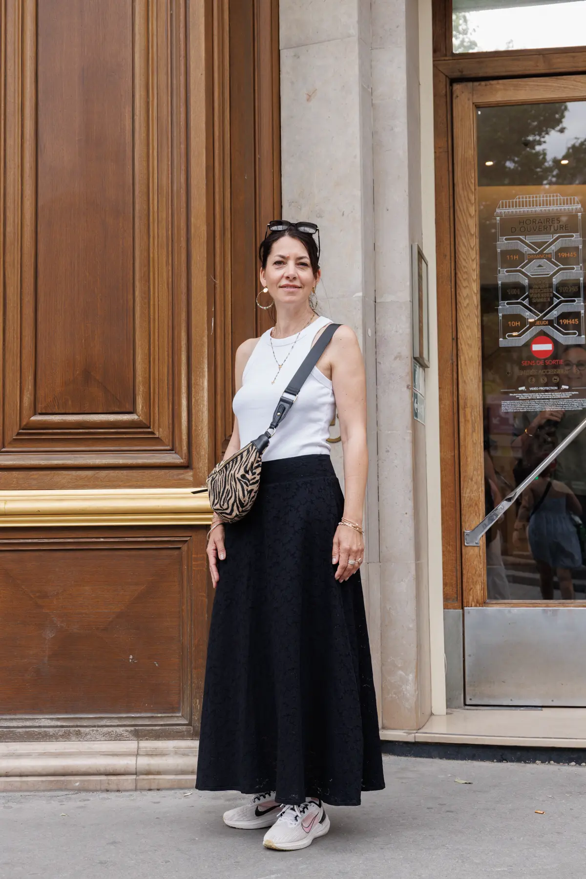 黒のロングスカートをバランスよく着こなしたサンドリ―ヌのスタイル