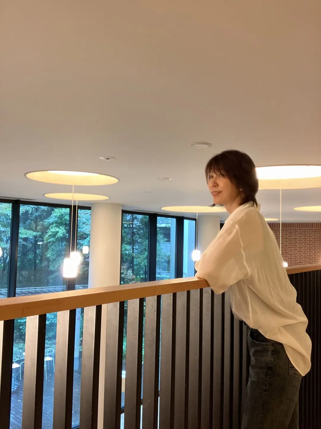 ヘアスタイル　ショート　ショートヘア　ミディアム　ミディアムヘア　 50代ショート　くびれショート　くびれミディアム　GU シアーシャツ デニム　jマダeclat