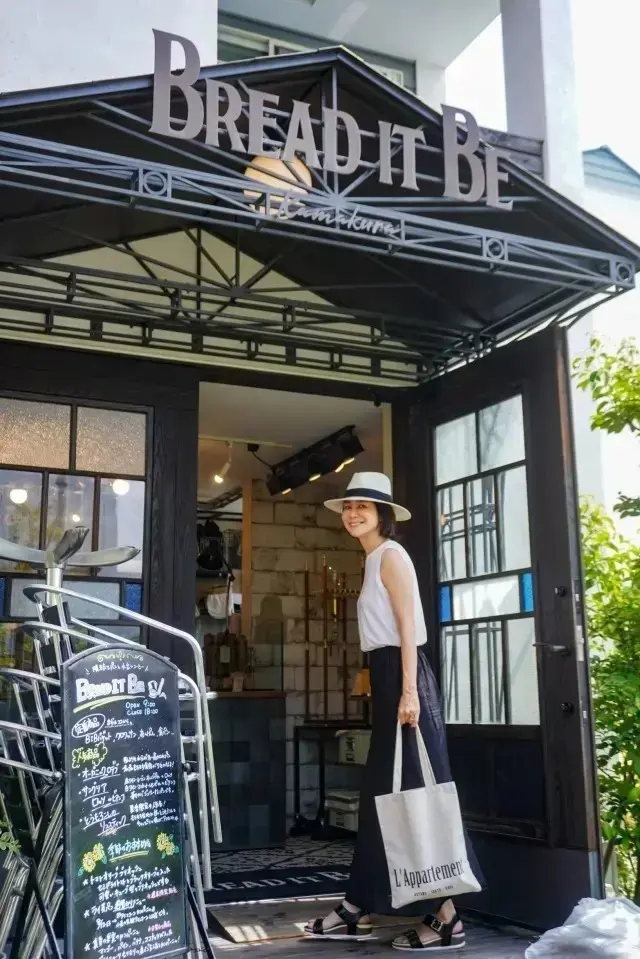 おしゃれなアラフィーの愛用バッグ「アパルトモン×エクラ」大人のロゴトートバッグ