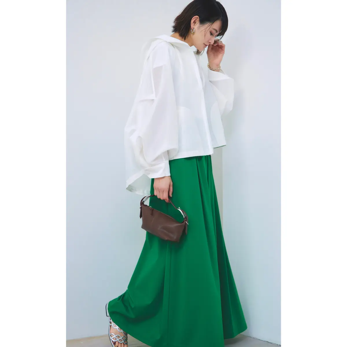 白オーバーサイズシャツにグリーンフレアパンツを合わせたコーディネート　モデル・渡辺佳子