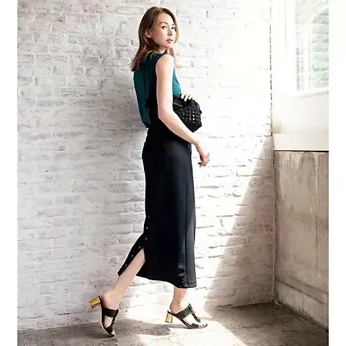 前はシンプル、後ろは表情たっぷりのリブスカート