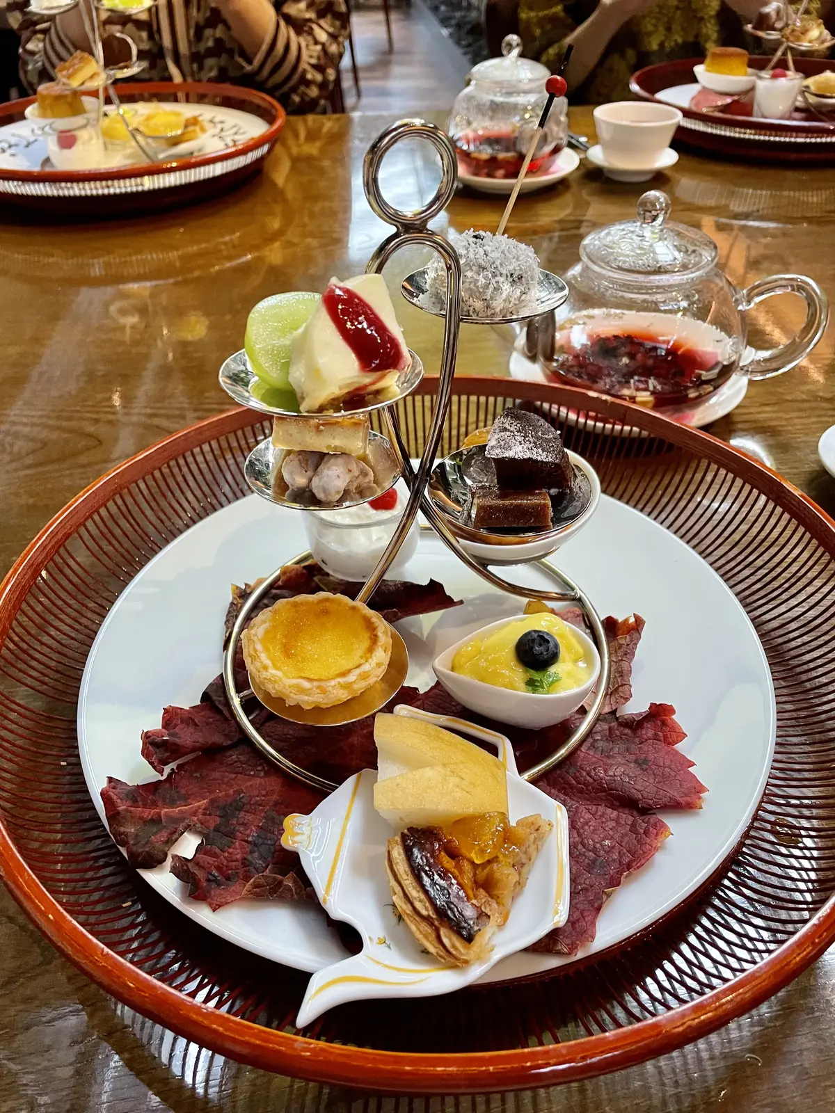 こう、カエデ、楓、マンゴープリン、カボチャのプリン、梨、マスカット、アップルパイ、エッグタルト、杏仁豆腐、レアチーズケーキ、ケーキ、ガトーショコラ、アーモンドクッキー、アーモンド、Wakiya一笑美茶樓、赤坂、チャイニーズアフタヌーンティー、中華、中華アフタヌーンティー、スイーツ、女子会、お祝い会、サンルーム、サンルーム席、お洒落、オシャレ、おしゃれ、テラス席、素敵、綺麗、大テーブル、