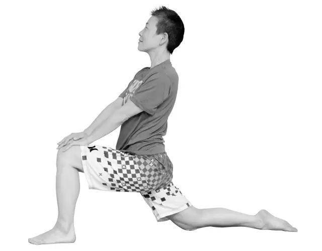 両手で膝を押し、両肘を伸ばす