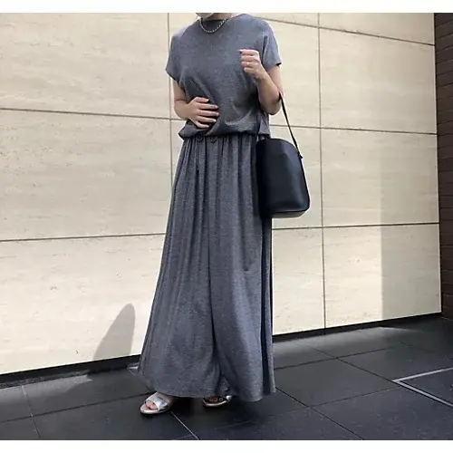 軽量シルバーサンダルで楽しく過ごす50代の画像_3