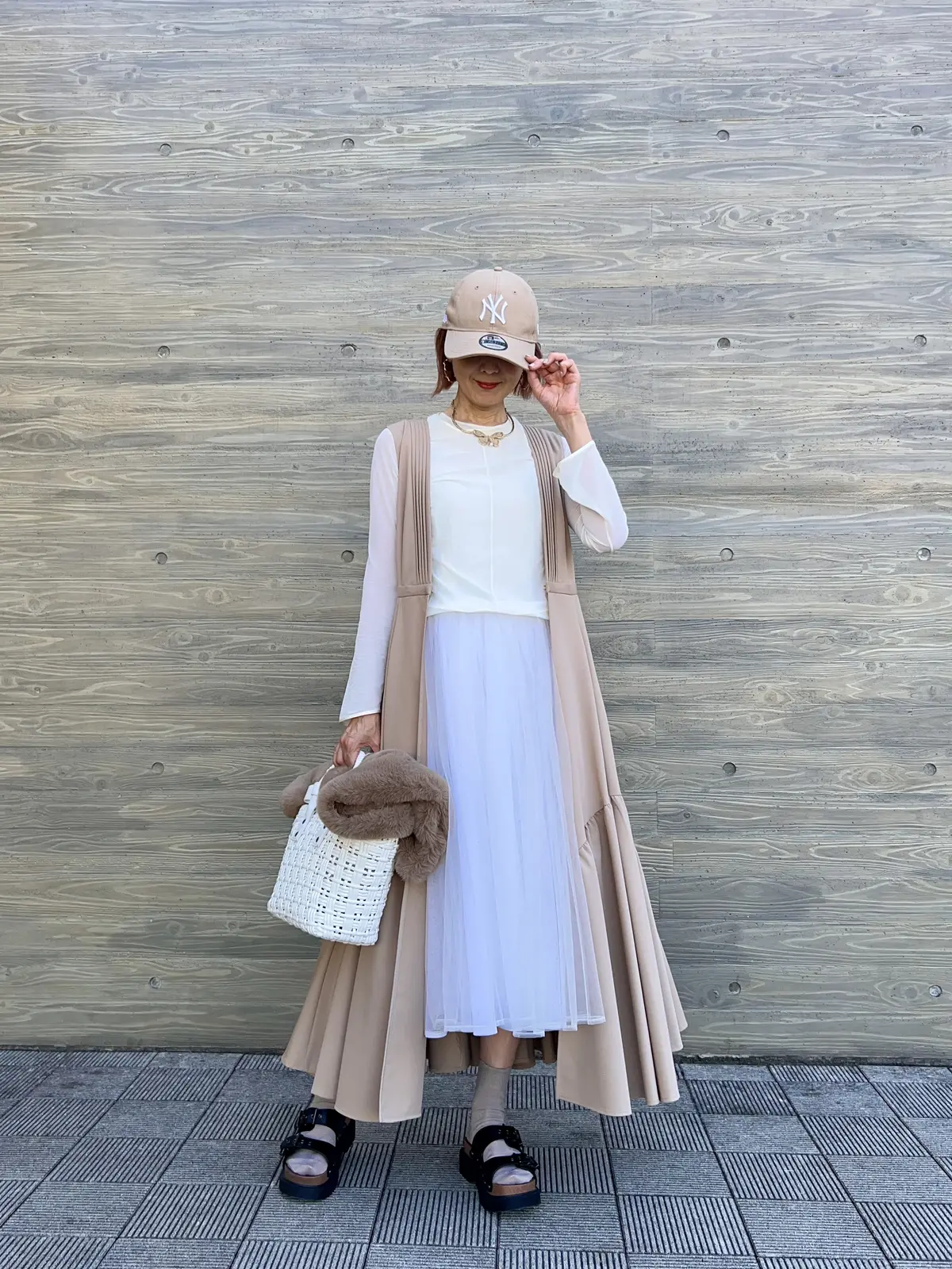 ベージュのロングジレ着回しコーデの画像_6