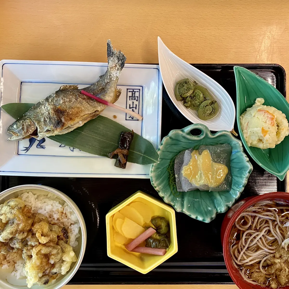 ランチはニジマス焼いたのが入った限定の定食