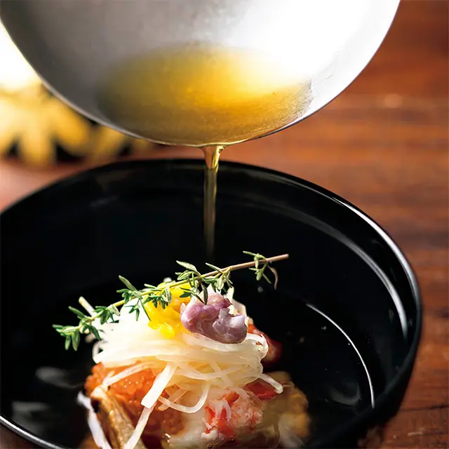 イバラガニと山いも、根セロリに菊花