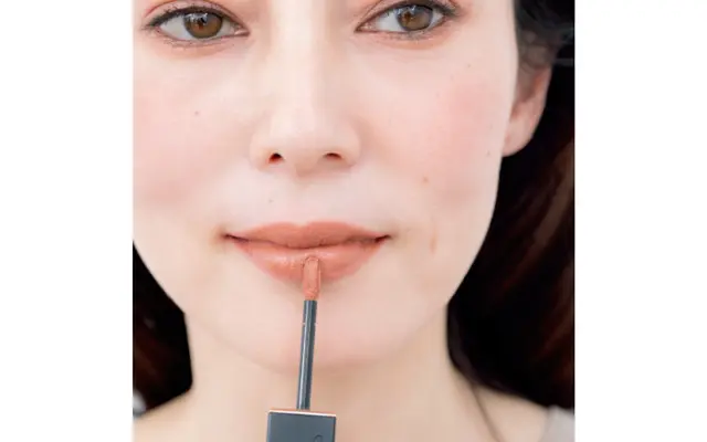 唇中央のエッジを立たせ華やかさアップ