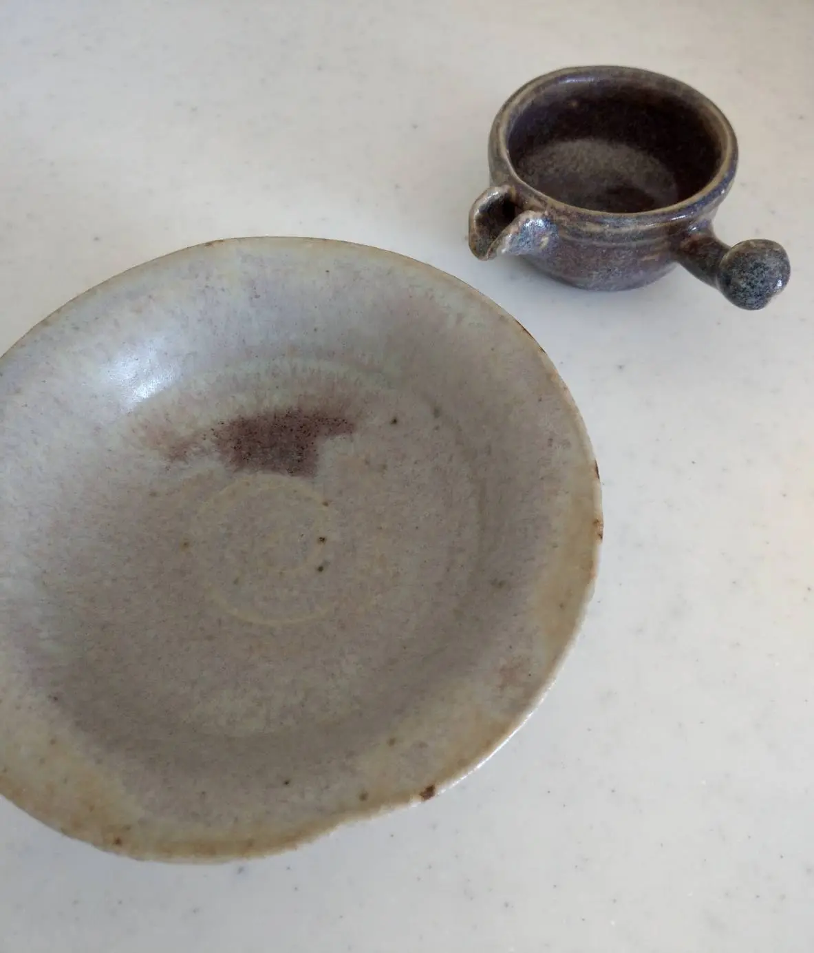 八ヶ岳の窯元の作家さんの器。巨峰の灰の釉薬から生まれる美しい色が見事。右上の器にはソースやドレッシングを入れて。