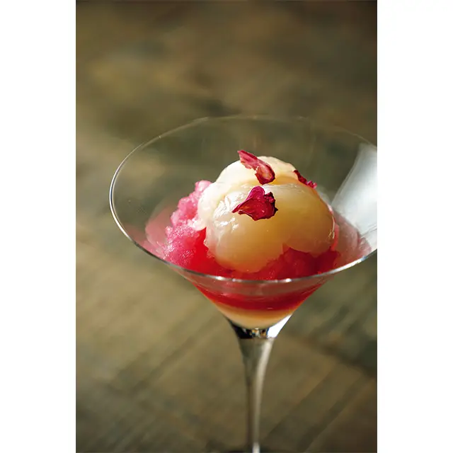 バラのソルベやスモモのゼリー、ライチを重ねたグラスデザート