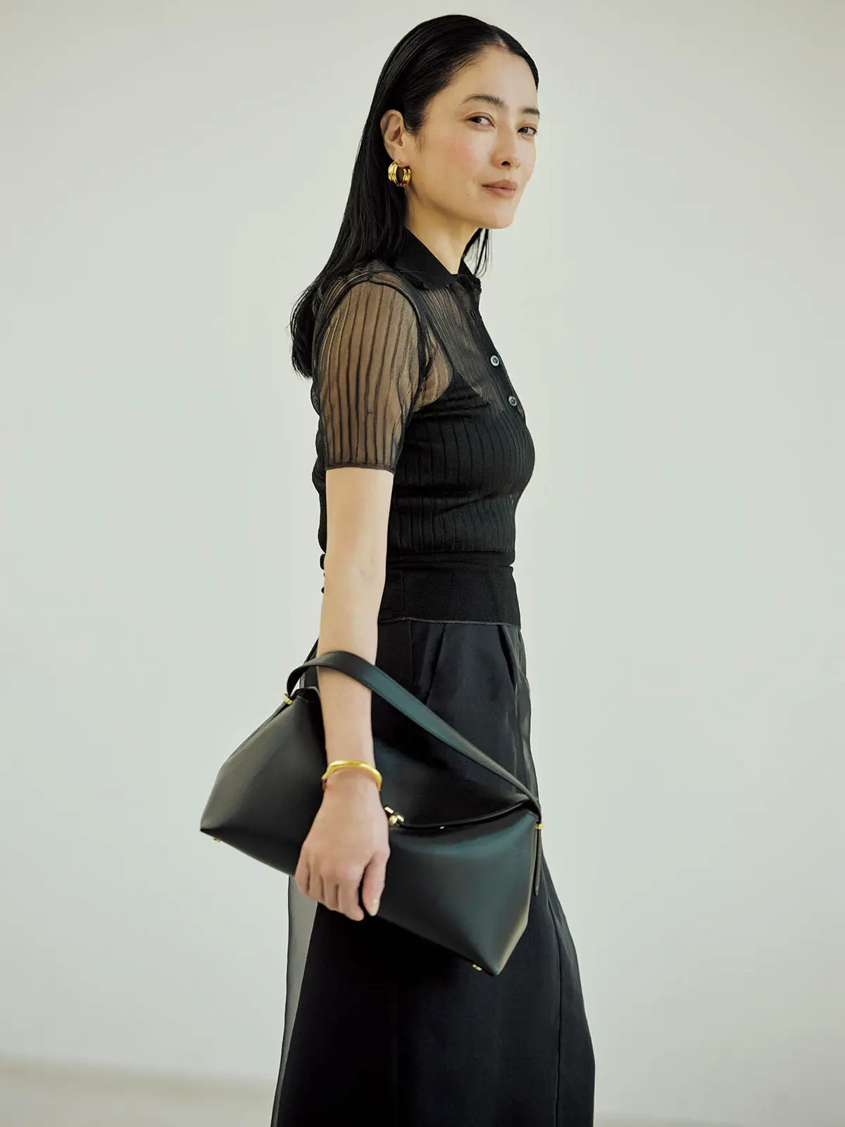 黒にドラマをもたらす 素材選びの妙