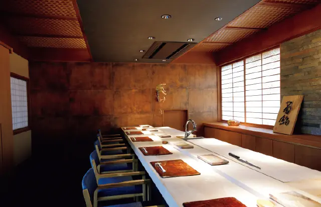 漆を塗った和紙を壁紙に