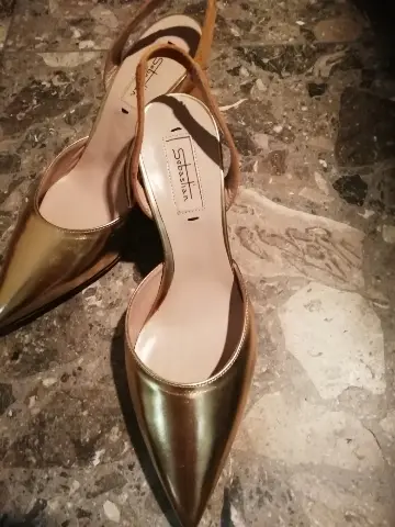 ゴールドのポインテッドトゥパンプスです。