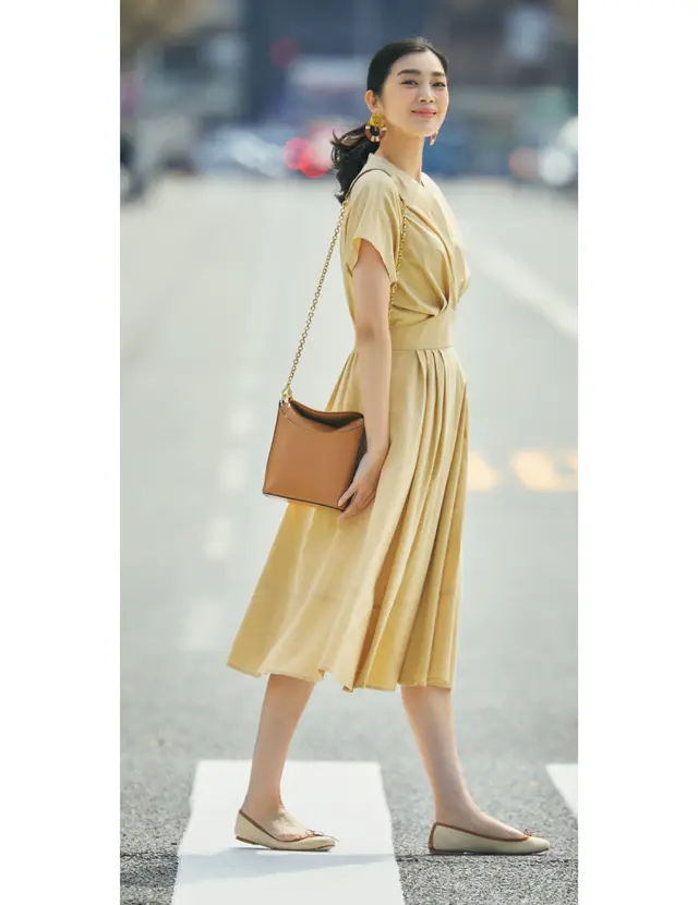 着くずれせず胸もとをふっくら見せる