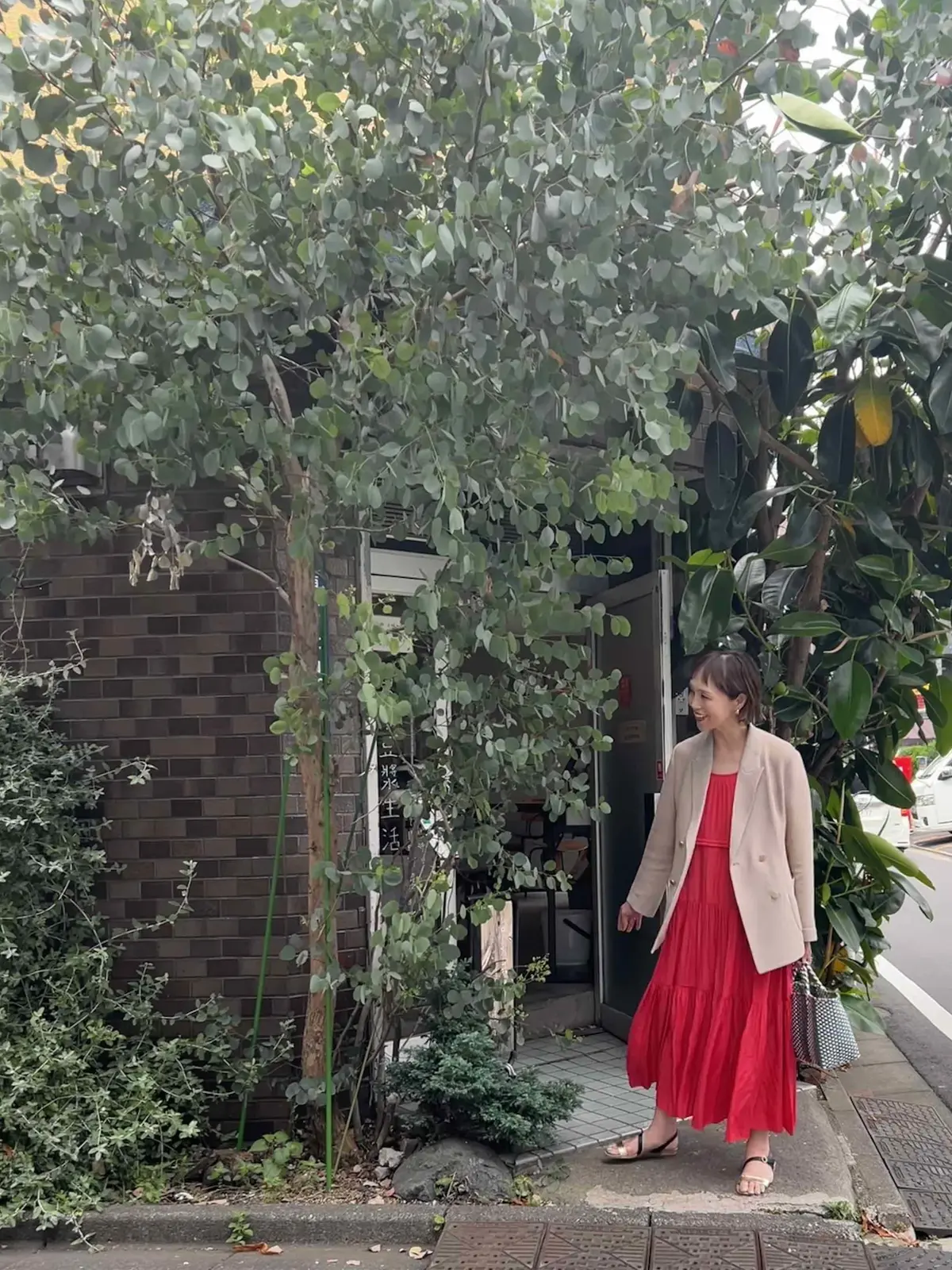 赤いワンピース　金ボタンジャケット　