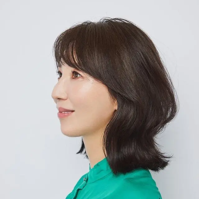 横から見たエレガントなボブヘアスタイル