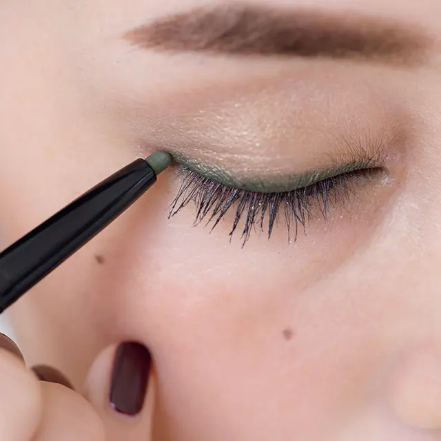 黄みベージュを上下まぶたに ぼかしてからアイラインを