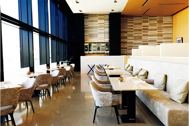 ベージュで統一された店内