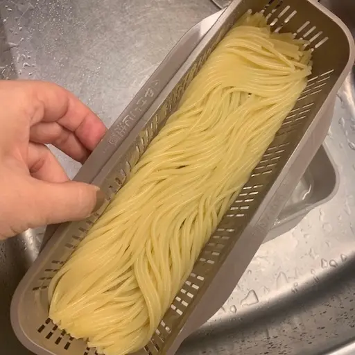 ケースからザル部分を取り上げれば、湯切りできちゃった